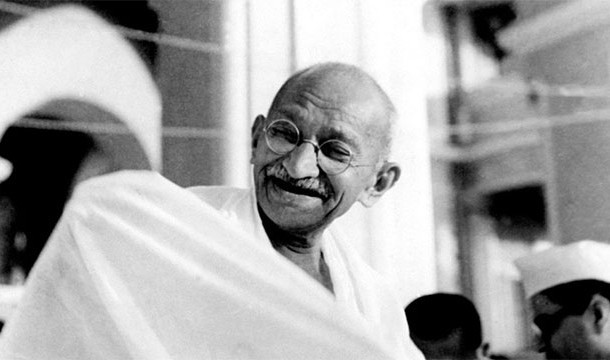 Lãnh tụ Mahatma Gandhi – biểu tượng độc lập của Ấn Độ khi là nhà sáng lập phong trào "bất tuân luật pháp và phản kháng không bạo động". Phong trào này mở đường cho chiến thắng trong cuộc chiến giành độc lập của Ấn Độ và giải phóng Ấn Độ và Pakistan vào ngày 14 - 15/8/1947. Mahatma Gandhi được đánh giá là một trong những  nhà cách mạng nổi tiếng thế giới.